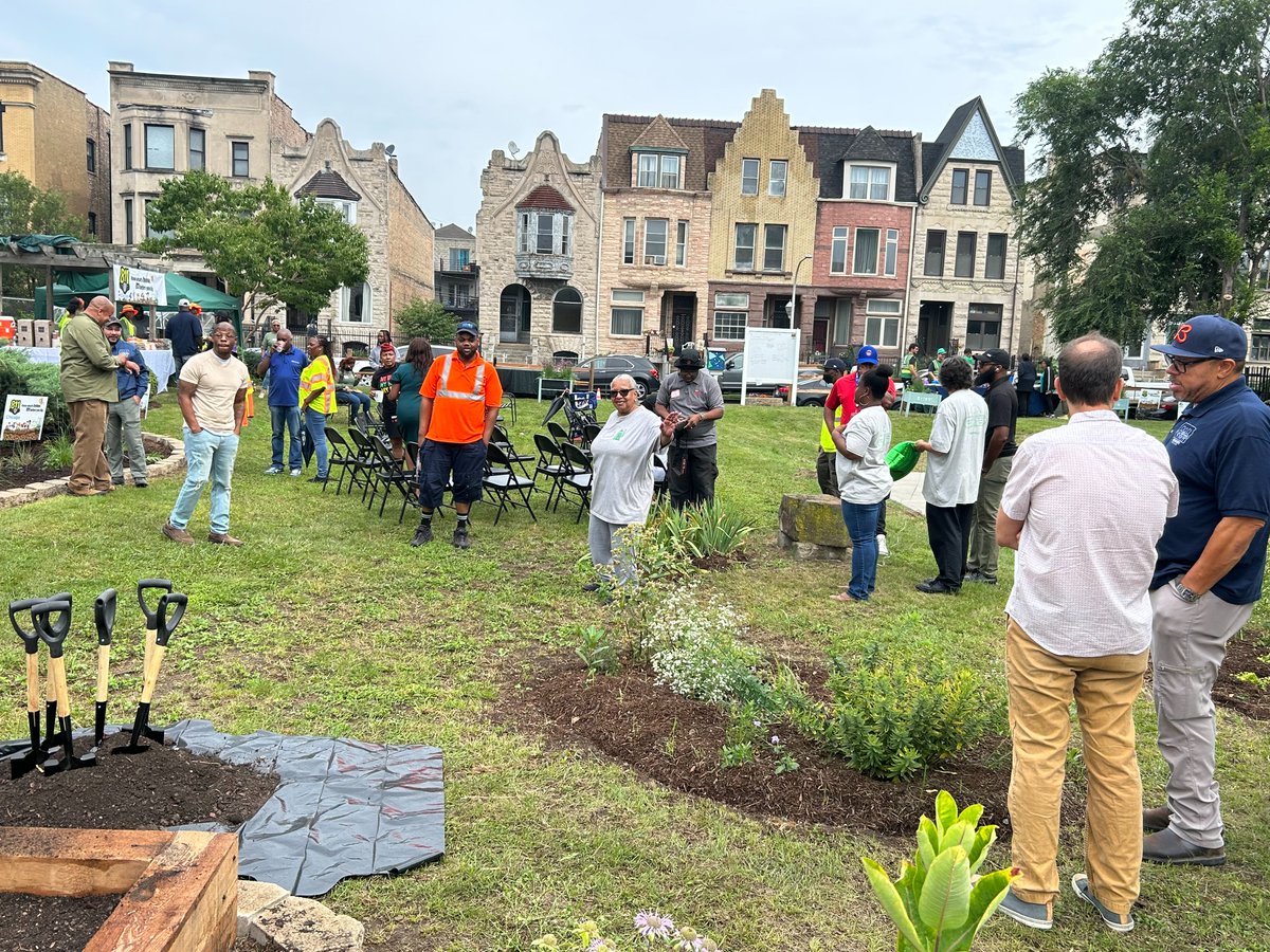ChicagoDOT's tweet photo. August 11 is #811Day and a perfect day to celebrate a new community garden in Bronzeville, launched in partnership with CDOT &amp; 811 Chicago, Greencorps Chicago NFP, and the 46th Street and Vincennes Block Club 
https://t.co/jhgkQVWRLO https://t.co/naK3paZPqw
