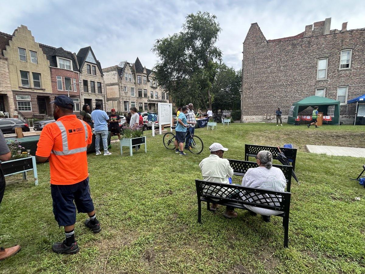ChicagoDOT's tweet photo. August 11 is #811Day and a perfect day to celebrate a new community garden in Bronzeville, launched in partnership with CDOT &amp; 811 Chicago, Greencorps Chicago NFP, and the 46th Street and Vincennes Block Club 
https://t.co/jhgkQVWRLO https://t.co/naK3paZPqw