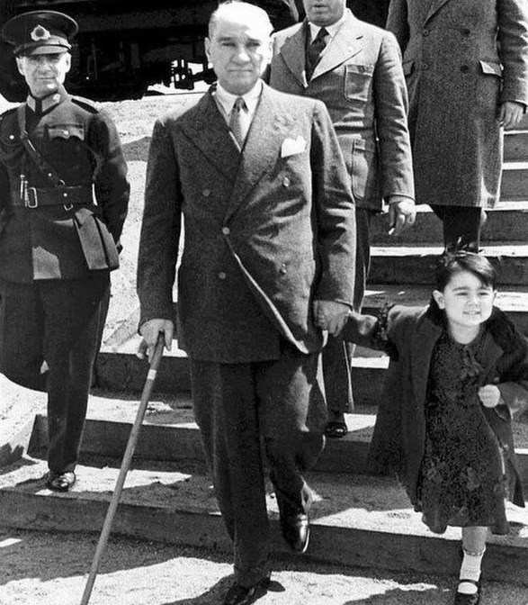 K_TURK_19051919's tweet photo. Tuvalete tekerlekli sandalye ile giden adam Fransa ile Hatay durumu sertleşince ayağa kalktı. Hudut'a gidip Orduyu teftiş edeceğim dedi.

Fransızlar Kemal hasta, savaşı göze alamaz kanısına kapılmasın istiyordu. Doktorların durumunuz kritik toparlayamayız uyarılarına rağmen Adana'ya gitti.

5 saat o sıcakta ayakta orduyu denetledi, hazırlıkları teftiş etti. Etrafı bulanık görüyorum çocuk dedi yaverine, benzi sararmıştı. Askeriyle son birlikteliği olduğunu hissediyordu sanki. Dünya'ya ayaktayım mesajı verecekti.  Verdi ama dönüşte İstanbul'da geminin merdivenlerinden inemiyordu. Koluna girseler hastalığı anlaşılacaktı, yavaş inse belli olacaktı sakladı. Küçük Ülkünün elinden tutup çocuk adımlarıyla indi.

Doğrudan yatağa girdi oradan da komaya ve bir daha kalkamadı. Bozkurt son savaşını da kazanmış, Hatay'ı kurtarmıştı. Ama canından da olmuştu...

 Kaynak:Tarihçi / Doç.Dr. Orhan Çekiç