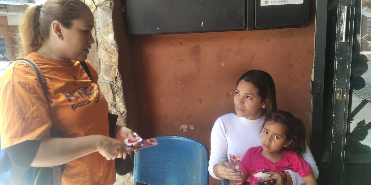 Ofic_Inamujer's tweet photo. #Entérate Durante el recorrido informativo de Violencia de Género en la Comuna Tierra Negra Matea, sector Altos de la Iglesia, Parroquia #Antimano, se entregaron 380 Violentometros y fueron atendidos 6 casos de denuncia.

#LaPazEsClave

@NicolasMaduro 
@d_guzmanl https://t.co/Qy3w70VTZ1