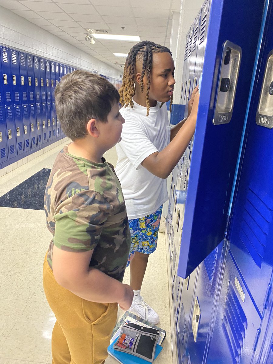 HMMS_Counseling's tweet photo. More Dragons helping Dragons! https://t.co/WMthJF7Xyp