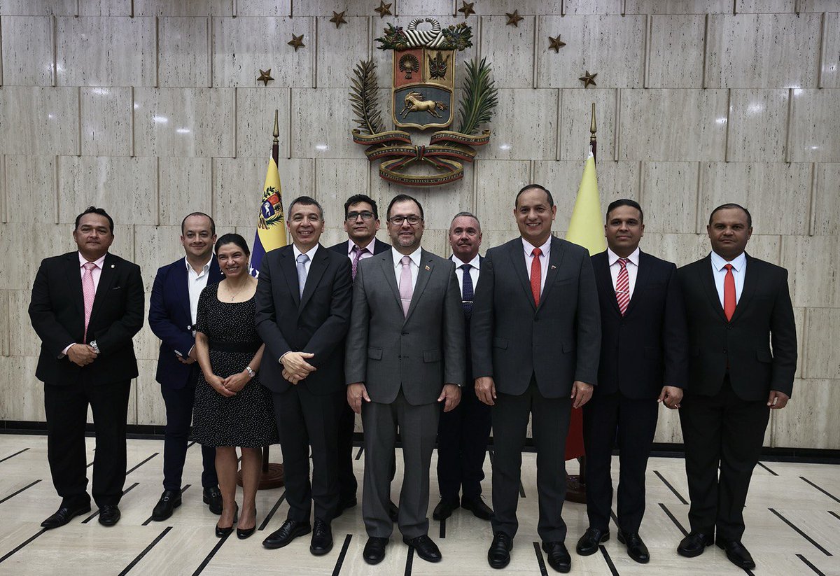 Hemos realizado con éxito la I Reunión de Autoridades de Transporte de Venezuela y Colombia para consolidar lazos de hermandad y cooperación binacional así como seguir incrementando el intercambio comercial que en el primer trimestre de este año llegó a los 42,2 millones de USD.