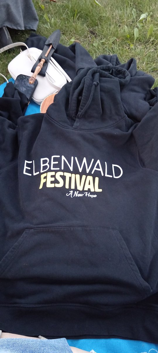 Liesel03_DA's tweet photo. Wichtig!
Wer vermisst seinen Festival Hoodie (Größe S) vom letzten Jahr? Er lag auf meiner Decke mit bei der Essensmeile, danach war sein/e Besitzer*in weg.
Abholung bei mir, aktuell bin ich noch in der Nähe der Seebühne, später bei Faun an der Wiesenbühne.
#DAbeimEWF https://t.co/w0LLKcvC7V