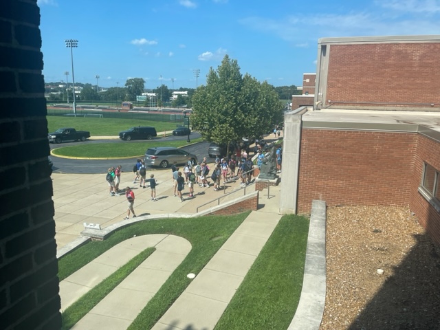 SLUHStudentLife's tweet image. The view from the Dean's office as the amazing, energetic, and huge (270!) class of 2027 wraps up their Orientation.
