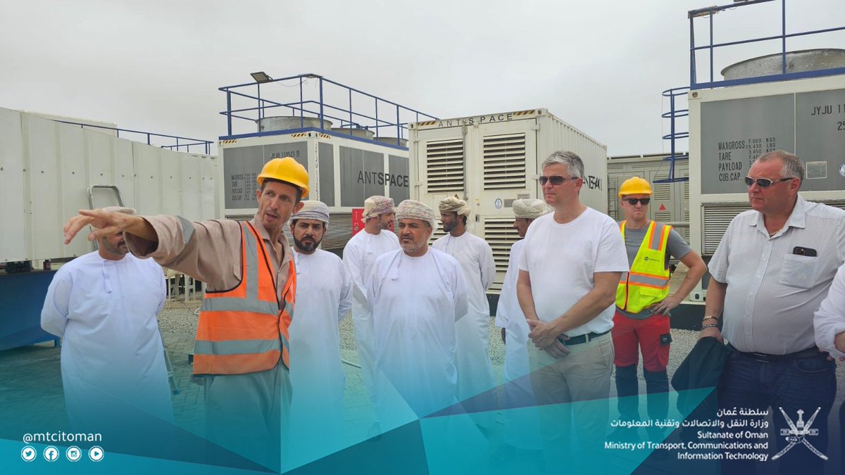 mtcitoman's tweet photo. معالي المهندس سعيد بن حمود المعولي يزور مركز "استضافة ومعالجة البيانات وتعدين العملات الرقمية المشفرة" التابع لشركة اكساهيرتز انتيرناشيونال وذلك في المنطقة الحرة بصلالة. https://t.co/fk8BIlEZVt