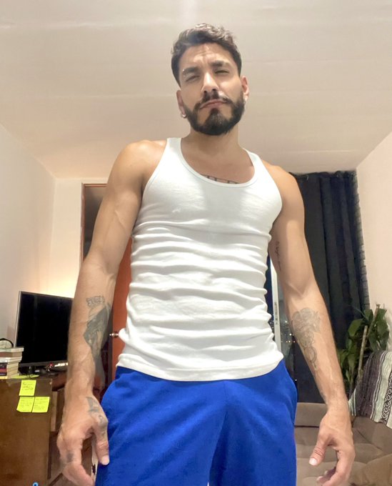 Tu te agacha y yo te lo rozo ? https://t.co/G9zuG2Q20o