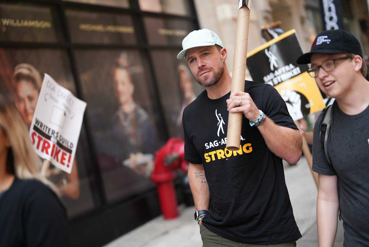 THR's tweet photo. 'Arrow' star Stephen Amell hit the #ActorsStrike picket line in NYC today https://t.co/95dhUAvwa8