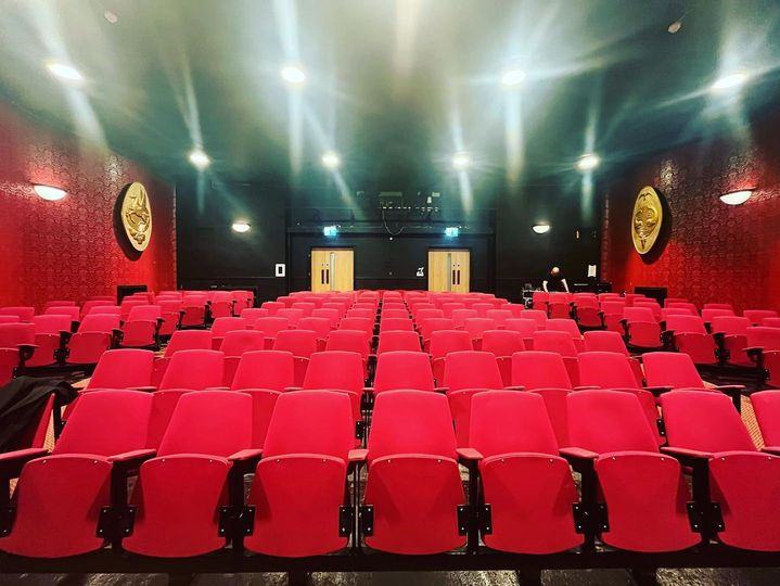 Scaryb's tweet photo. My #edfringe home for the next week, sharing with @CountessOfFife and @AdamHolmesMusic. Started last night with @kadamsonmusic blowing the roof off it for a standing ovation!
@Gildedballoon's #Patterhoose Doonstairs-great seats, sound and aircon!😊
#viewfromthestage #music #roots https://t.co/TvvlRAkiTn