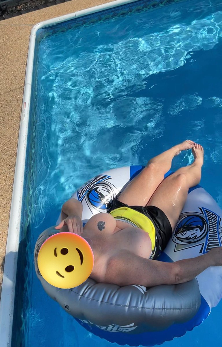 tart409's tweet photo. Chilling in the pool with my new #mavsfloatie #sunningtits #outsidetits #wetboobs #swimmingtopless #milf #36DDD #sexywife #naturaltits #naturalboobs #wetboobs #swimmingtits #swimmingboobs #floatingtits #bigtits #bigboobs #hugeboobs #floatingboobs #tits #boobs @bob100h @MyVice3 https://t.co/tSfolF7Oay