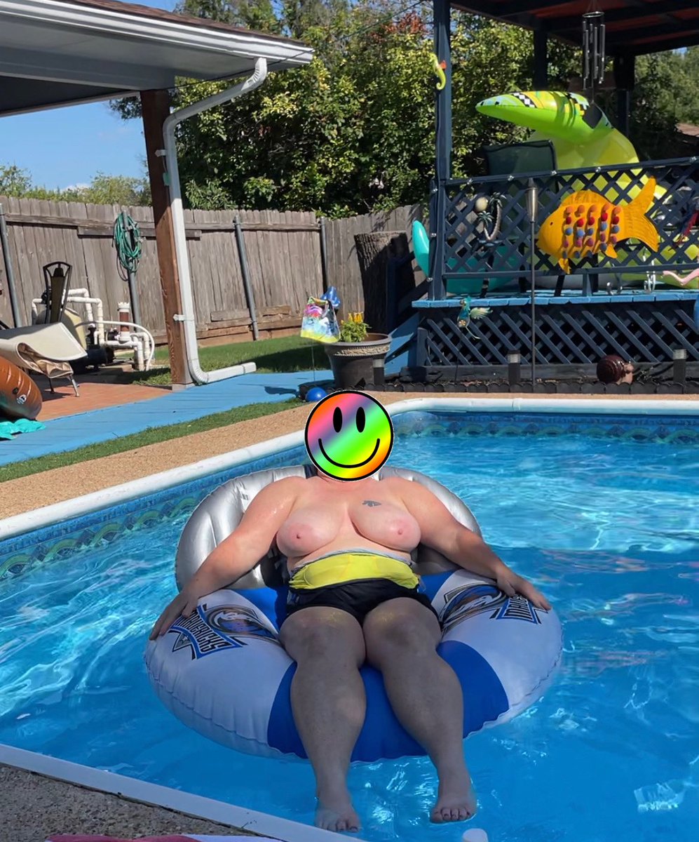 tart409's tweet photo. Chilling in the pool with my new #mavsfloatie #sunningtits #outsidetits #wetboobs #swimmingtopless #milf #36DDD #sexywife #naturaltits #naturalboobs #wetboobs #swimmingtits #swimmingboobs #floatingtits #bigtits #bigboobs #hugeboobs #floatingboobs #tits #boobs @bob100h @MyVice3 https://t.co/tSfolF7Oay