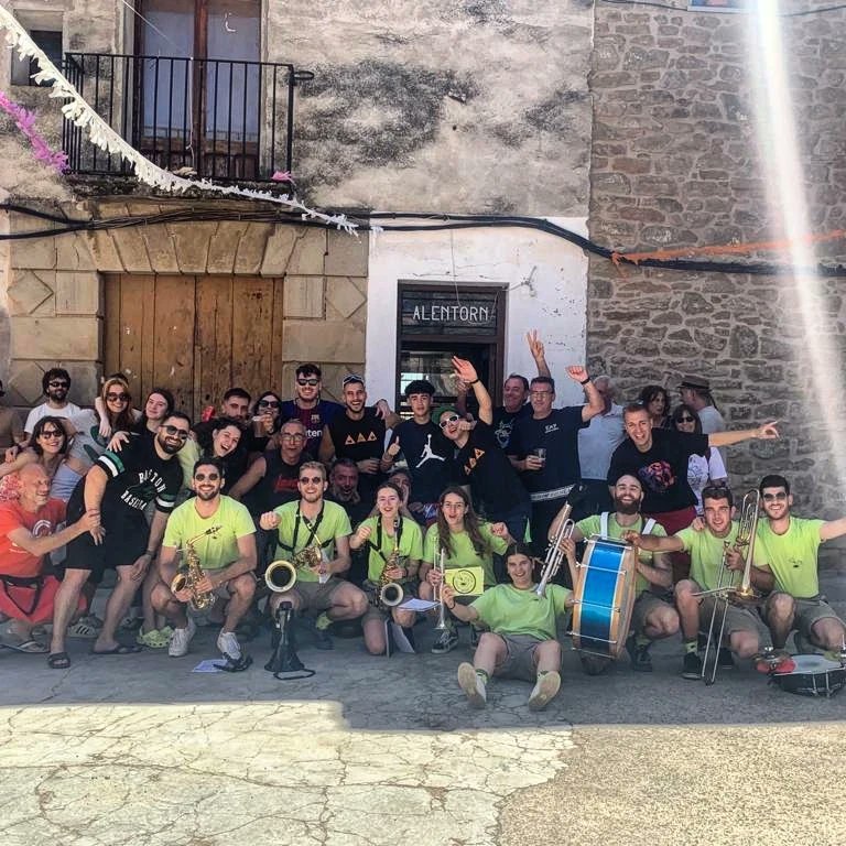 BB_Festucs's tweet photo. A partir d'aquest diumenge ens podeu seguir cada dia a una festa major diferent!🥑🤘🏼

Ens veiem els dies 13, 14, 15, etc. Moviendo el esqueleto amb la festuqueta!🎺🤤

Fufufuuuuuuu🛩️
.
.
.
#festucs #lafestu #festucota #bb #pic #lleida #lleidatanament #xaranga #charanga #brassband https://t.co/tV8uh1oV41
