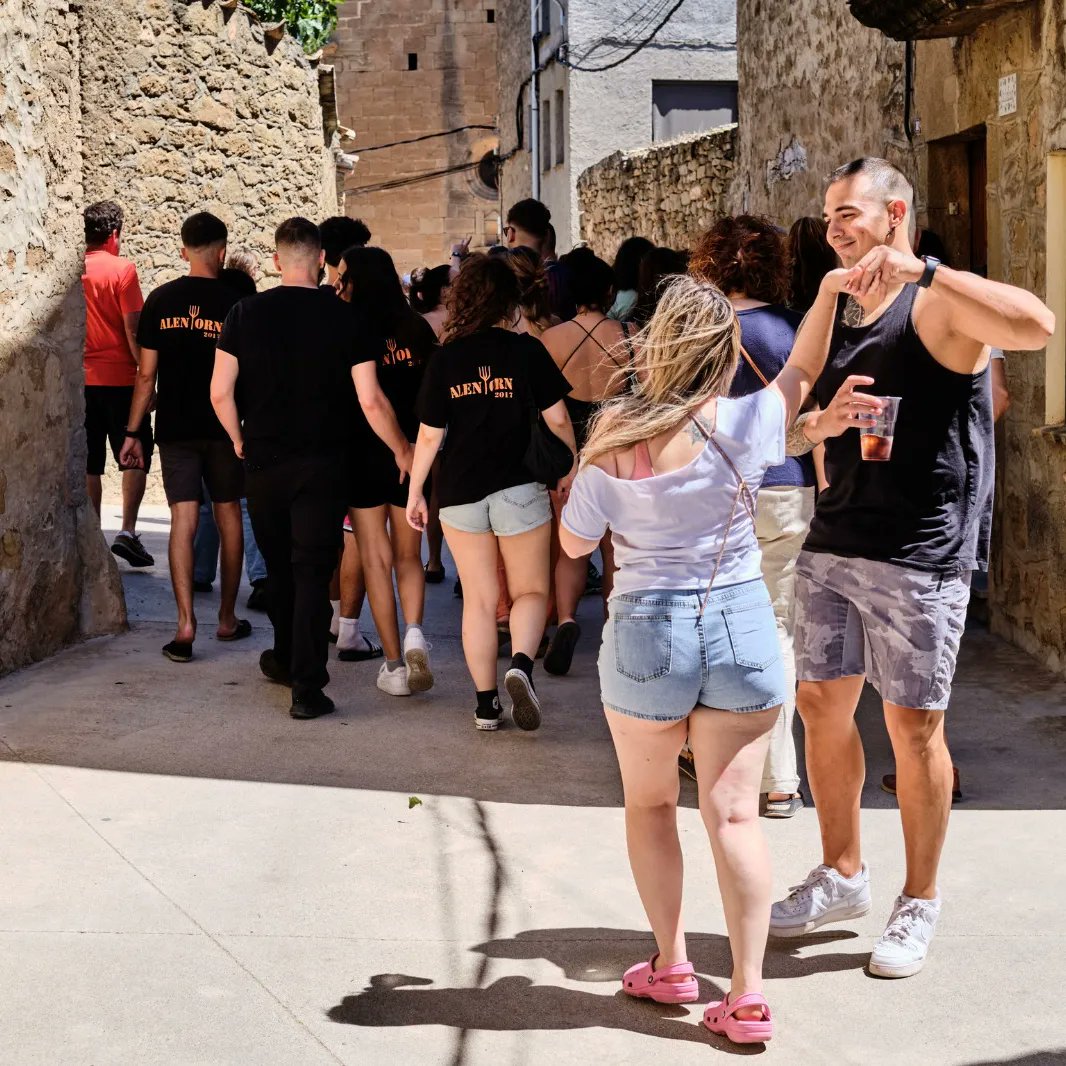 A partir d'aquest diumenge ens podeu seguir cada dia a una festa major diferent!🥑🤘🏼

Ens veiem els dies 13, 14, 15, etc. Moviendo el esqueleto amb la festuqueta!🎺🤤

Fufufuuuuuuu🛩️
.
.
.
#festucs #lafestu #festucota #bb #pic #lleida #lleidatanament #xaranga #charanga #brassband