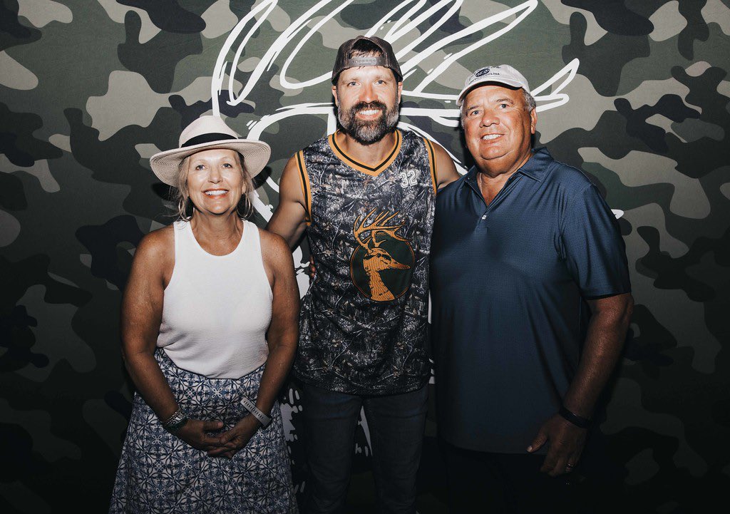 bhrabik1's tweet photo. Had the best time at Walker Hayes concert in Raleigh NC. Jill and I got to meet Walker after the show.  Cannot wait until the next tour.  @walkerhayes https://t.co/6x2uHoz1MF