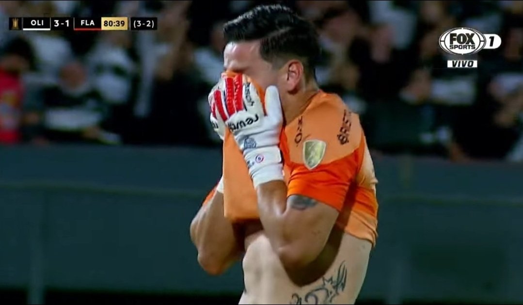 Mira como lo vivió Espínola...
De los más cuestionados por ese gol que le entró en la altura contra Melgar. Y el sin embargo firme ahí cuando se necesitó que cubra el lugar de Gastón.