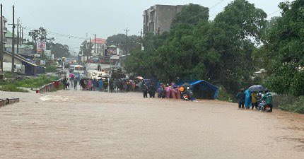 FacelyKonate1's tweet photo. #Conakry, la capitale guinéenne et des villes environnantes sont frappées par des pluies torrentielles. Ce phénomène qui devient cyclique entraîne des morts, des disparus, des blessés et de nombreux dégâts matériels. 

Freiner les risques en amont est primordial. Malheureusement, nous avons des dirigeants qui interviennent toujours après et pensent que la solution c’est de regrouper des journalistes et aller distribuer des vivres. Il faut sortir dans cette démagogie. Aujourd’hui, il faut un travail profond et coordonné entre différents services techniques en charge de la salubrité, des catastrophes, de l'habitat et des travaux publics. Ce travail professionnel, permettra non seulement de prévenir mais aussi d’atténuer des impacts potentiels à travers un programmes de réduction des risques de catastrophes. Mais tant qu’on continuera à croiser les bras, on sera toujours là à gérer des catastrophes de ce genre. 

Toute ma compassion et ma solidarité aux différentes familles sinistrées. 
#FK