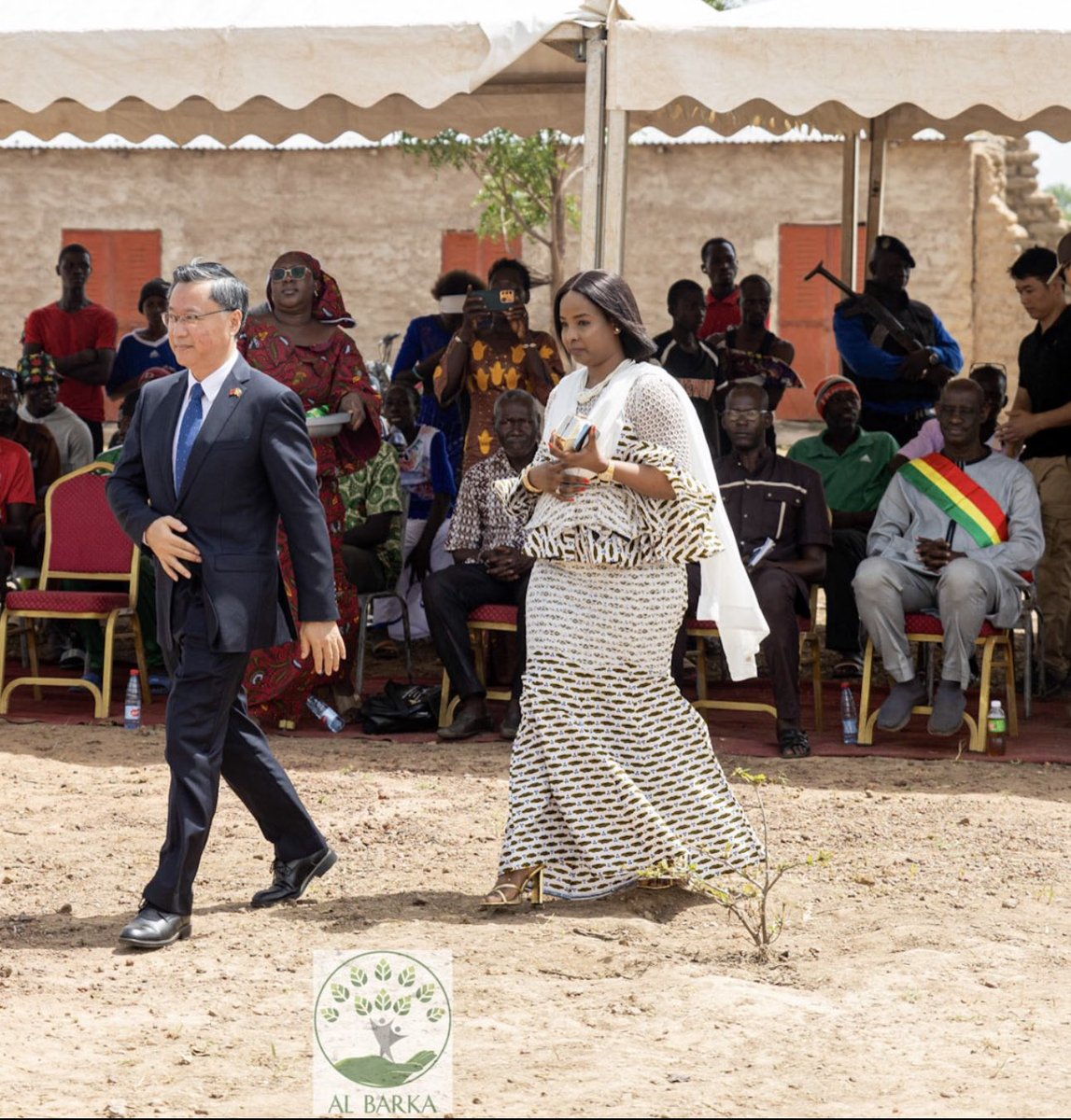 DarajaHaidara's tweet photo. En compagnie de SEM. CHEN  Zhihong, ambassadeur de Chine au Mali, nous avons procédé à la remise de denrées alimentaires aux populations de Gombala, dans le cadre du programme d’aide alimentaire de l’ambassade de Chine au Mali, en collaboration avec l’ONG @AlBarka_AIDE .

#dh https://t.co/neLh7ujvKr