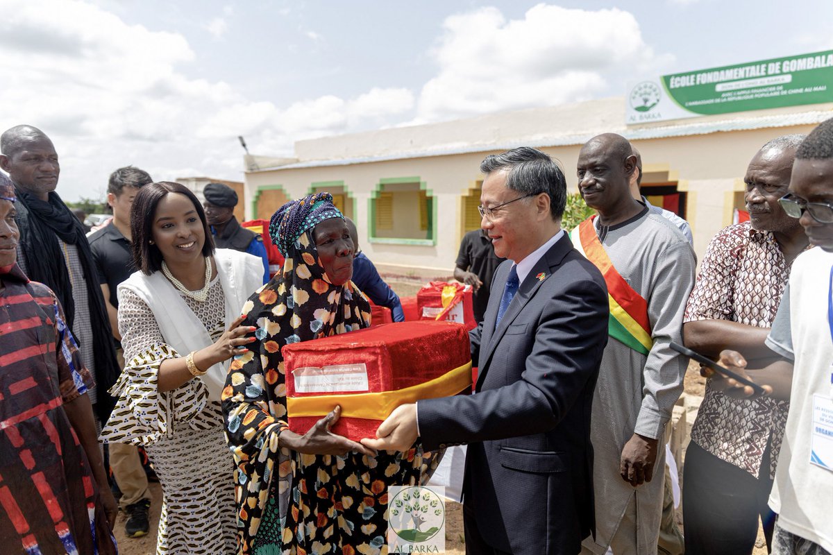 DarajaHaidara's tweet photo. En compagnie de SEM. CHEN  Zhihong, ambassadeur de Chine au Mali, nous avons procédé à la remise de denrées alimentaires aux populations de Gombala, dans le cadre du programme d’aide alimentaire de l’ambassade de Chine au Mali, en collaboration avec l’ONG @AlBarka_AIDE .

#dh https://t.co/neLh7ujvKr