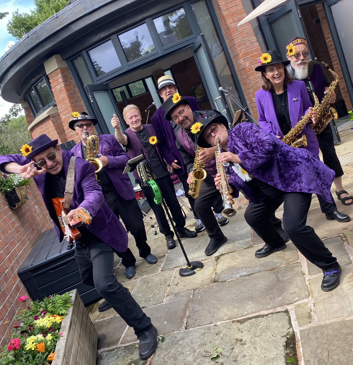blowjangles's tweet photo. We do love a sunflower 🌻
Weekend has arrived! 🌞
#hirethehorns #enjoyyourself #letsjangle https://t.co/yAVYBsCUb5