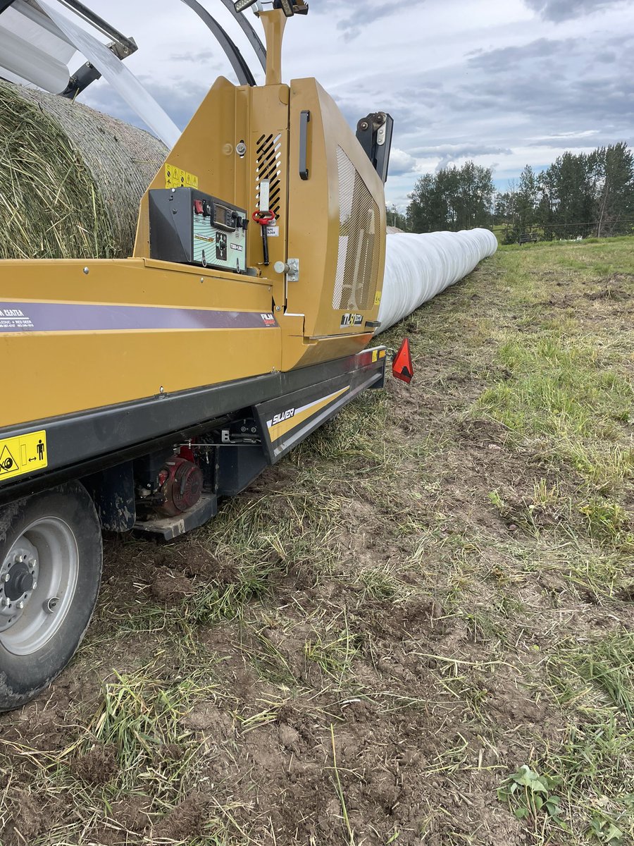 brushhills's tweet photo. Rowing bales on the edge of a field to feed out over the winter. Helps cycle nutrients back. #customlife https://t.co/hipcKSq12A
