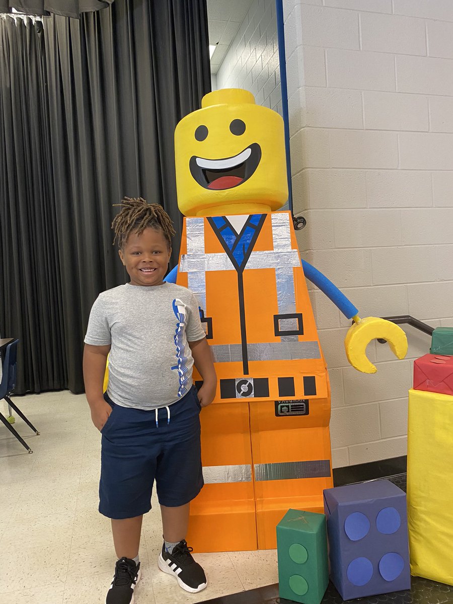 VES1stgrade's tweet photo. What a great week in first grade! New students, PBIS raffle winners, and Kona Ice! @VaughanRockets  #SOARon https://t.co/NeOSxFeGI2