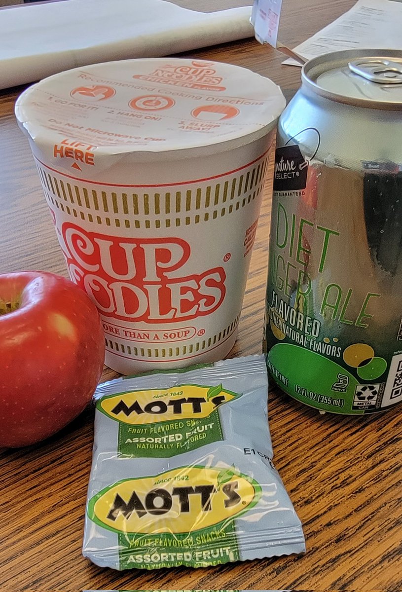 MsSelfDiscovery's tweet photo. This is your lunch when you spent too much time making your children's lunches of sliced fruit, fresh berries, Hershey kisses, sandwiches, and an "I love you" note. 🤨 https://t.co/doC4CMIEq4