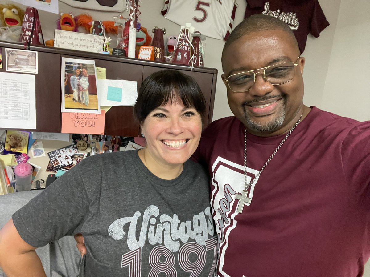 simplybadd13's tweet photo. I rolled into #LHSMain today to see my peeps and I was truly blessed to see @bakerjf_nytx , @modle1112 , @EsthayMichelle @brown_karenr @COACH_M_TICE  and many others!! #LISDculture is real here!! https://t.co/NGIOPfO46d