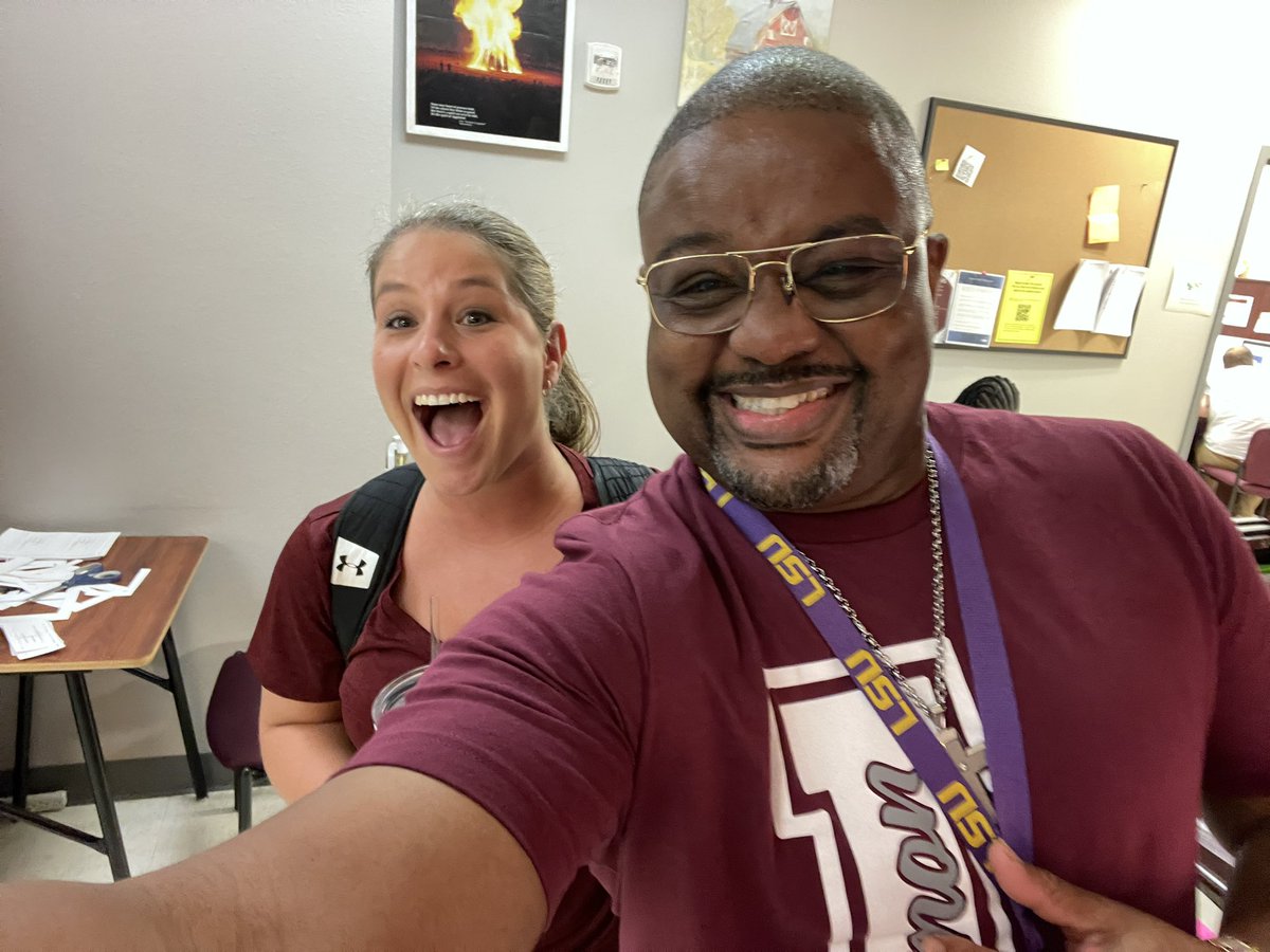 simplybadd13's tweet photo. I rolled into #LHSMain today to see my peeps and I was truly blessed to see @bakerjf_nytx , @modle1112 , @EsthayMichelle @brown_karenr @COACH_M_TICE  and many others!! #LISDculture is real here!! https://t.co/NGIOPfO46d
