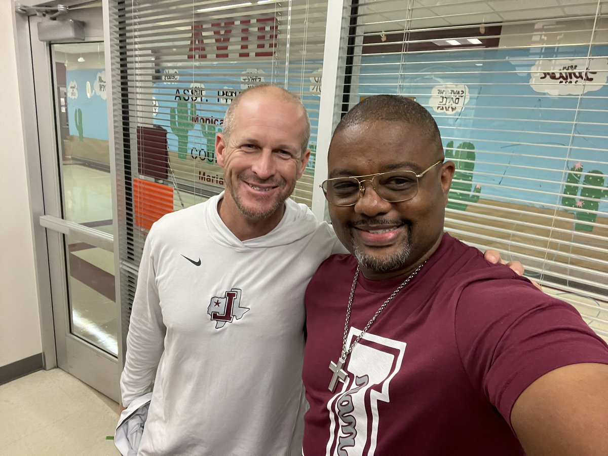 simplybadd13's tweet photo. I rolled into #LHSMain today to see my peeps and I was truly blessed to see @bakerjf_nytx , @modle1112 , @EsthayMichelle @brown_karenr @COACH_M_TICE  and many others!! #LISDculture is real here!! https://t.co/NGIOPfO46d