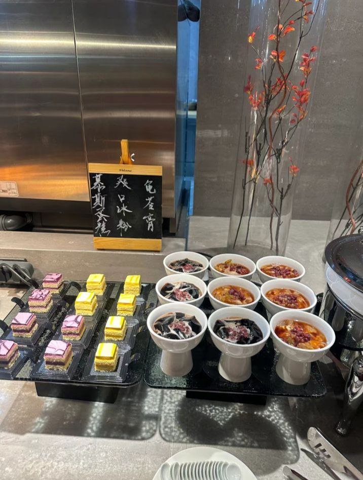 FLspecialforces's tweet photo. I feel like I'm not here for the massage but for the food lol https://t.co/CfAhf2DnNu