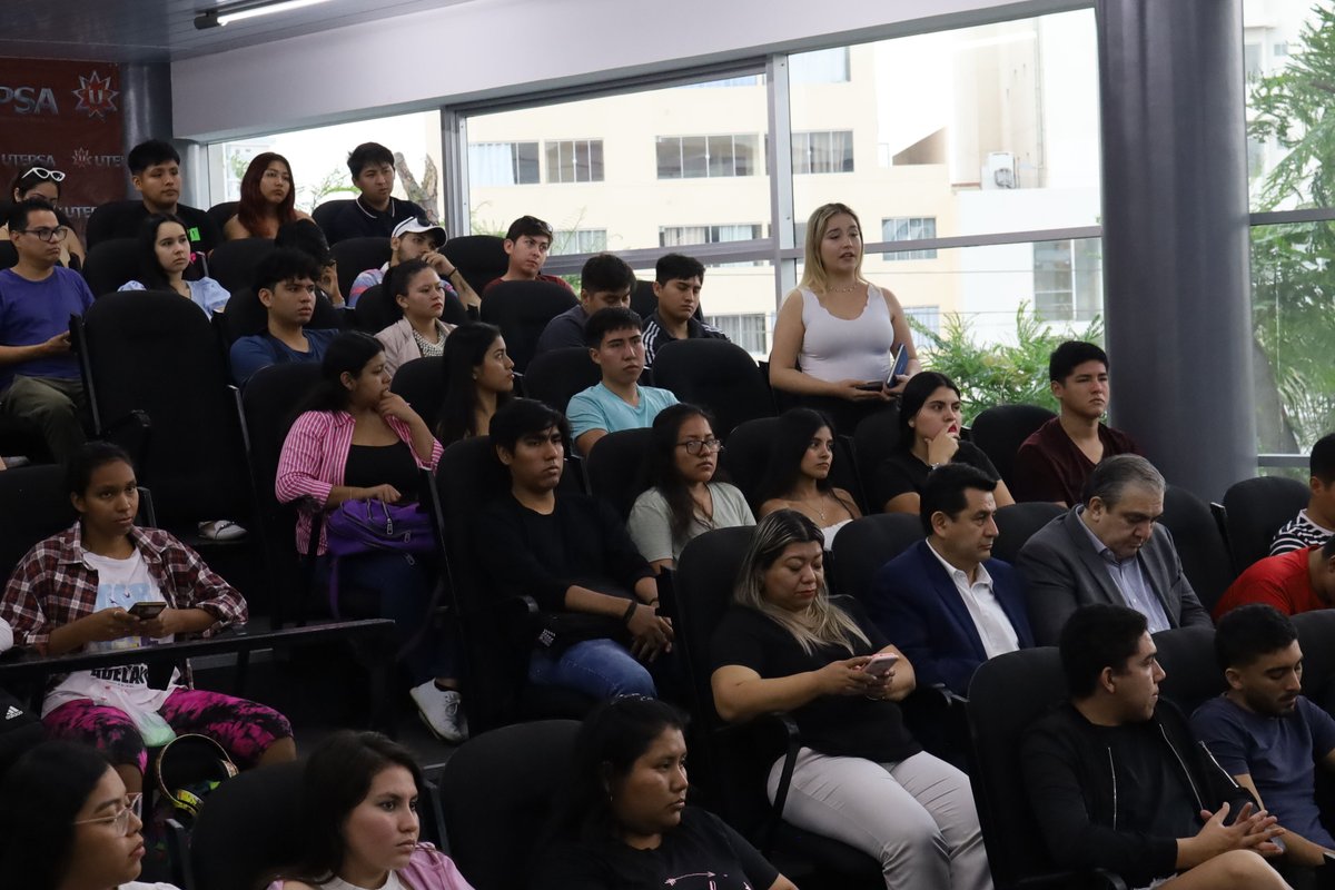 WangJialei4's tweet photo. Muy honrado de participar en un conversatorio con docentes y estudiantes de la Universidad Tecnológica Privada de Bolivia #UTEPSA, exponiendo los principios, valores y estrategias de la dipomacia china en los últimos 74 años y la cooperación con Bolivia en los últimos 38 años. https://t.co/491IFpNkT4