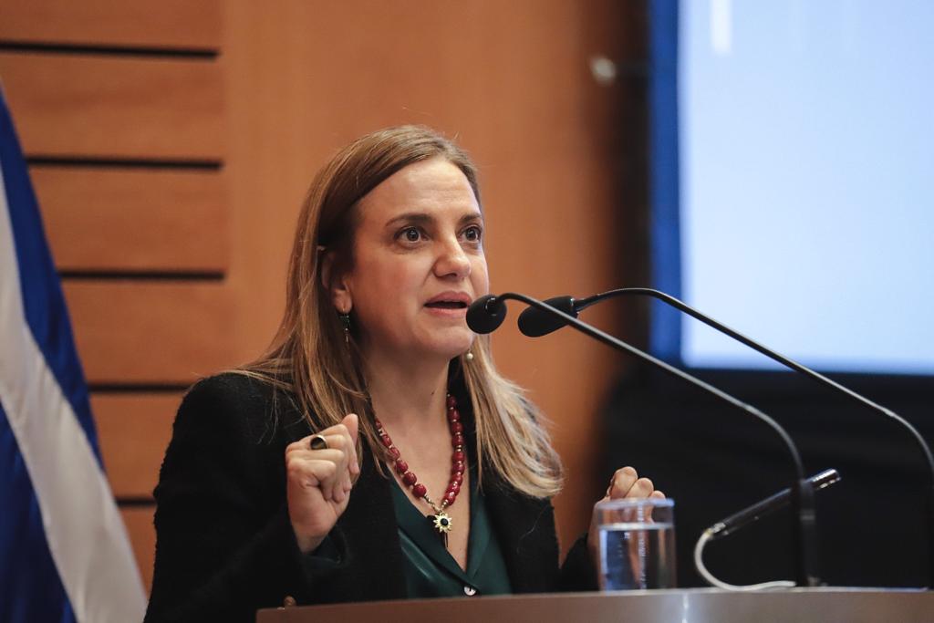 agesic's tweet photo. @beanchorena, directora de la @AAIPargentina,  presenta las perspectivas y los desafíos para la protección de #DatosPersonales en torno a 3 niveles: globales y regionales; agenda de actores no estatales y sociedad civil; Estado y autoridades de protección de datos. #EventoURCDP https://t.co/FCsEZgTIvX