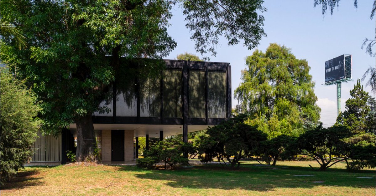 masa y vacío, color y pasión... Inscriptions are open for the planopli #architecturejourney to #mexico (Dec 8-20th, 2023)! Check the website for loads of photos &amp; info, a travel schedule and inscription modalities. Photo: Mies Van der Rohe, planta Bacardi © Dominique Pieters