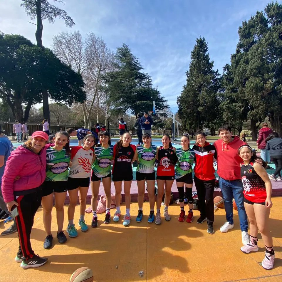 BÁSQUET FEMENINO 🏀 - LAS PIBAS DEL 3X3 A LOS EVITA
Nuestras chicas del 3x3 U 14 son campeonas de los Juegos Santafesinos.
Hoy, derrotaron al Nodo Venado Tuerto 7-5 en TS y 8-7 al Nodo Rosario. Ayer, habían ganado a Snta Fe y Reconquista.

Las U 14 se van a los Evita en Bs. As.