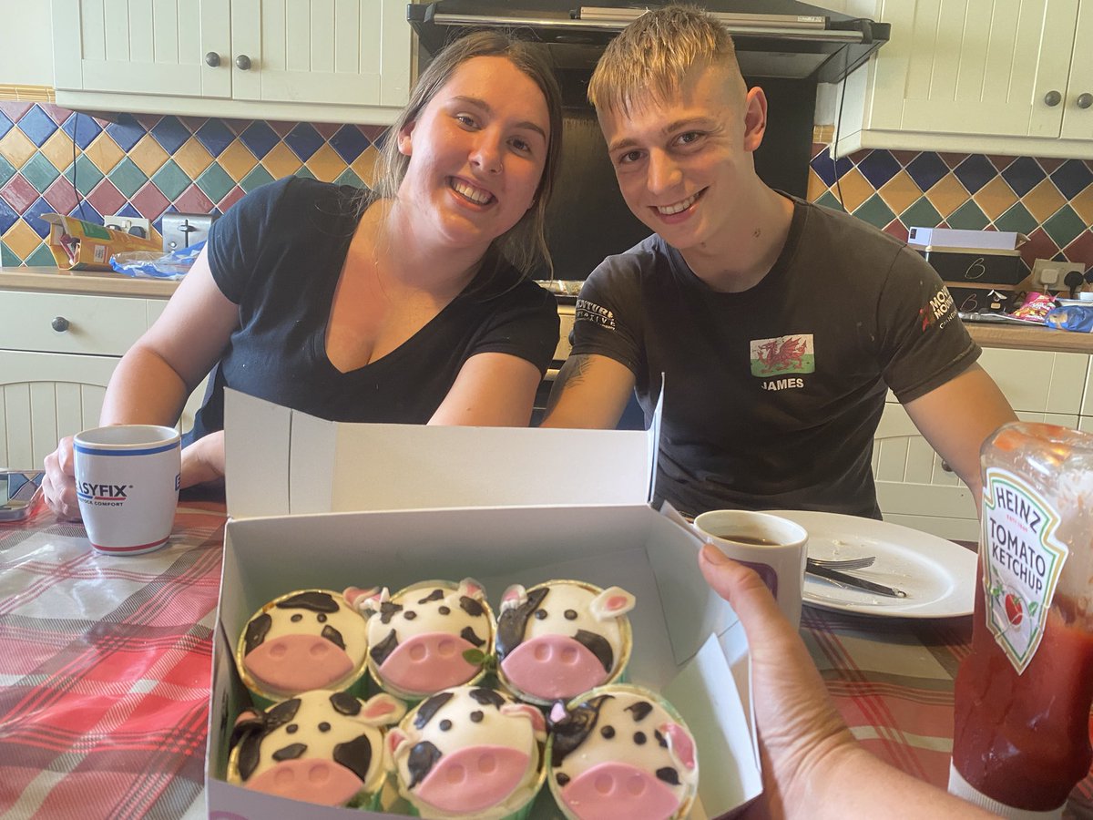 AbiReader's tweet photo. Bristol &amp; Liverpool Vet students Beth &amp; James

✅ Aced their dairy placement 💪🏼

✅ Bribed me with cakes 🧁🤩 

✅ And ruined the dog (featured with my Ag student Alicia) 🙄 

#NextGenerstion #Farm24 https://t.co/dXbn7OGVyW