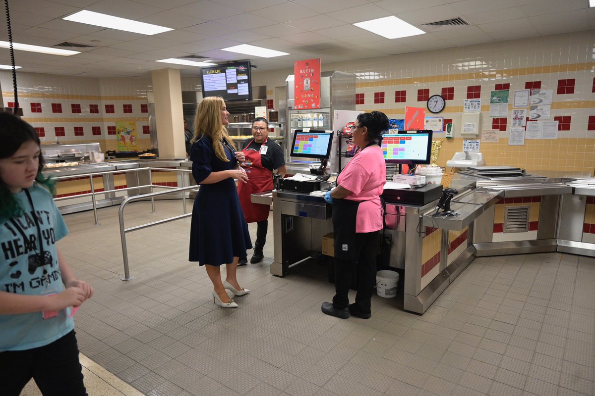 jenny_mcgown's tweet photo. Had so much fun in the cafeteria today at @StrackKISD chatting with our students & staff on this first Friday of the new school year! Grateful for Principal Gilbert and his team for leading a great start for our Strack Cougars! πππ #KleinThirdDay #KleinFamily https://t.co/3knrCqmA1q