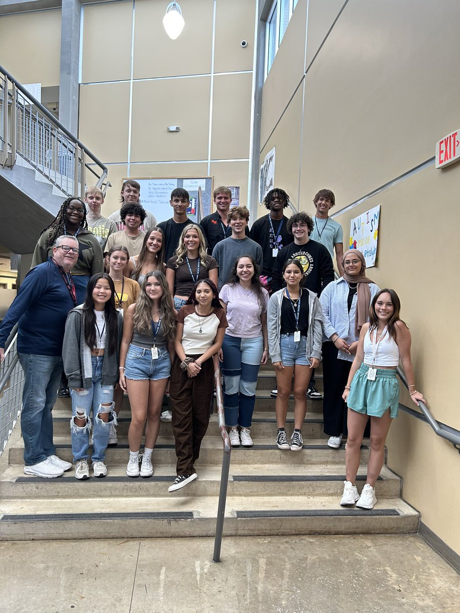 ApushGillette's tweet photo. “The G Crew” My senior advisory class! #family #gcrew @SamChampionHS @DrHinojosaCHS https://t.co/DRcnI2MVSY