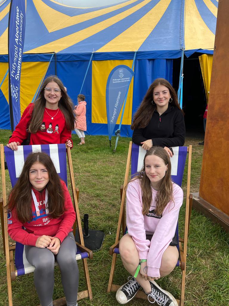 cymraeg_tryfan's tweet photo. Diwrnod gwych i'n disgyblion yn yr @eisteddfod heddiw! Profiad arbennig yn recordio podlediadau yn trafod Helynt gan Rebecca Roberts a Powell gan @ManonSteffanRos Diolch anferthol i Rebecca Roberts am ymuno ��'r criw!  🎙️🎤📚#carudarllen @llenyddiaeth @ysgol_tryfan https://t.co/qIvbuejjBl