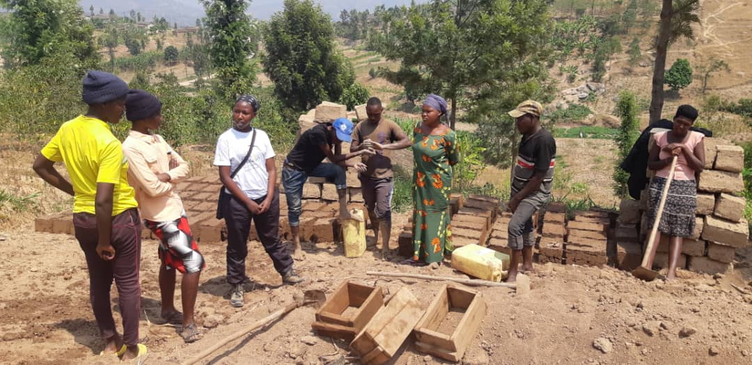 NyanzaRyvcp's tweet photo. #YouthVolunteersturns10
None kuwa 11/08/2023
Urubyiruko rw'abakorerabushake nabamutima w'urugo @NyanzaDistrict
rwo mu murenge wa #Cyabakamyi  rwakoze umuganda wo bumba amatafari 116.@RwandaSouth @RwandaYouthVol1 @KubanaRichard @nycnyanza https://t.co/nVZJsrFTNL