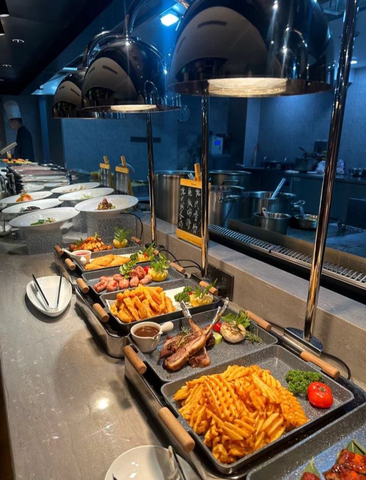FLspecialforces's tweet photo. I feel like I'm not here for the massage but for the food lol https://t.co/CfAhf2DnNu