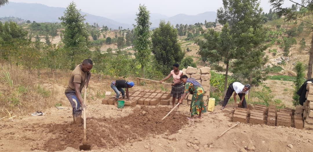 NyanzaRyvcp's tweet photo. #YouthVolunteersturns10
None kuwa 11/08/2023
Urubyiruko rw'abakorerabushake nabamutima w'urugo @NyanzaDistrict
rwo mu murenge wa #Cyabakamyi  rwakoze umuganda wo bumba amatafari 116.@RwandaSouth @RwandaYouthVol1 @KubanaRichard @nycnyanza https://t.co/nVZJsrFTNL
