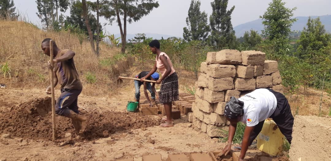 NyanzaRyvcp's tweet photo. #YouthVolunteersturns10
None kuwa 11/08/2023
Urubyiruko rw'abakorerabushake nabamutima w'urugo @NyanzaDistrict
rwo mu murenge wa #Cyabakamyi  rwakoze umuganda wo bumba amatafari 116.@RwandaSouth @RwandaYouthVol1 @KubanaRichard @nycnyanza https://t.co/nVZJsrFTNL