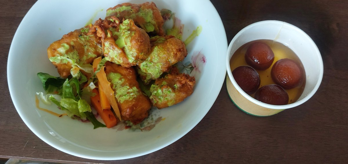 ginger1276's tweet photo. Fish pakora and gulag jamun today. This is delivery cannot take the credit. #hostindia #yummy https://t.co/pPMH37YTbh