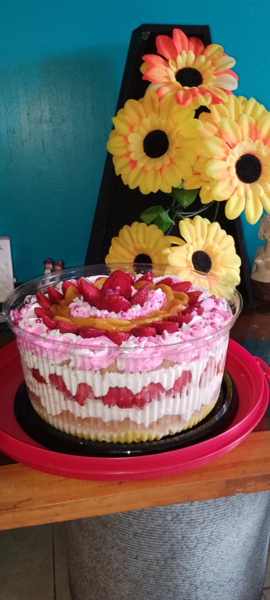 ye_mir1's tweet photo. Cuando pruebas este dulcito, te das cuenta que es un postre artesanal dónde saboreas también el cariño con el que fue hecho. Pídela en IG @chocolau_96
Hay de fresas, duraznos y tradicional.
#torta3leches #3kl #caracas #tortas #dulces #chocolate #sabanagrande RT👍 https://t.co/2hMToa06I2