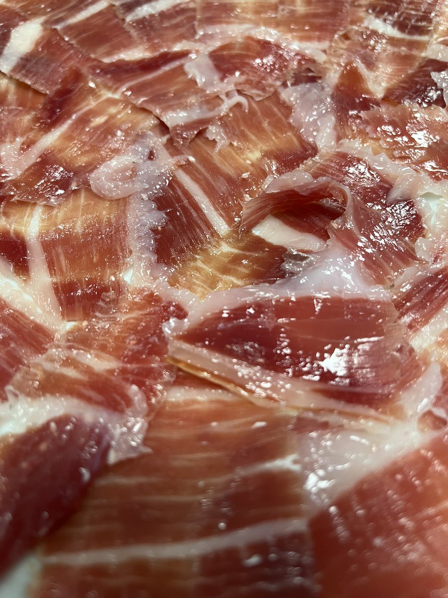 TengoUnTesla's tweet photo. Mientras nos comemos alguna delicatessen extremeña con lo que nos ahorramos. Jamón ibérico hasta donde alcanza la vista. (Sigue) https://t.co/kg6Z3bKhrr