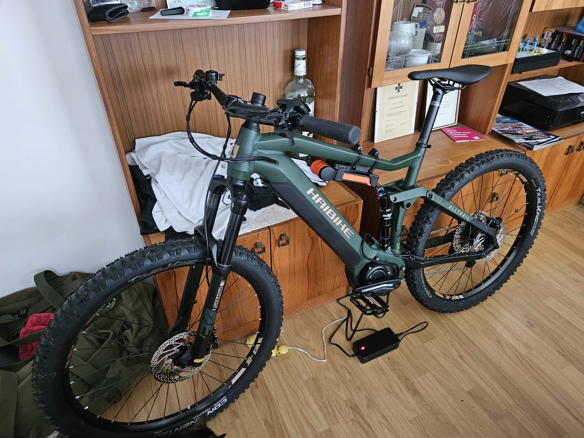 Nyt se on siinä, työsuhdepyörä muutaman hetken odottelun jälkeen. Haibike All Trail 4. Sopivasti loma loppuu ja arki alkaa maanantaina. Väri mätsää iippokassiin hyvin!