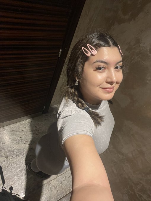 Imi sta bine in gri? https://t.co/IQ3xeAAIaS