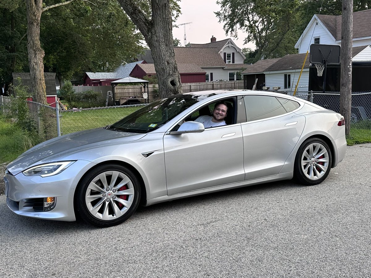 Baldasaro_'s tweet image. Well, just a month after turning 21 and 4 and a half years after posting this tweet, I am proud to say I was able to buy my Tesla❤️ I am hoping next year to buy the house and fulfill my goals🤞 shoutout to @elonmusk for making the best car on the market  #tesla