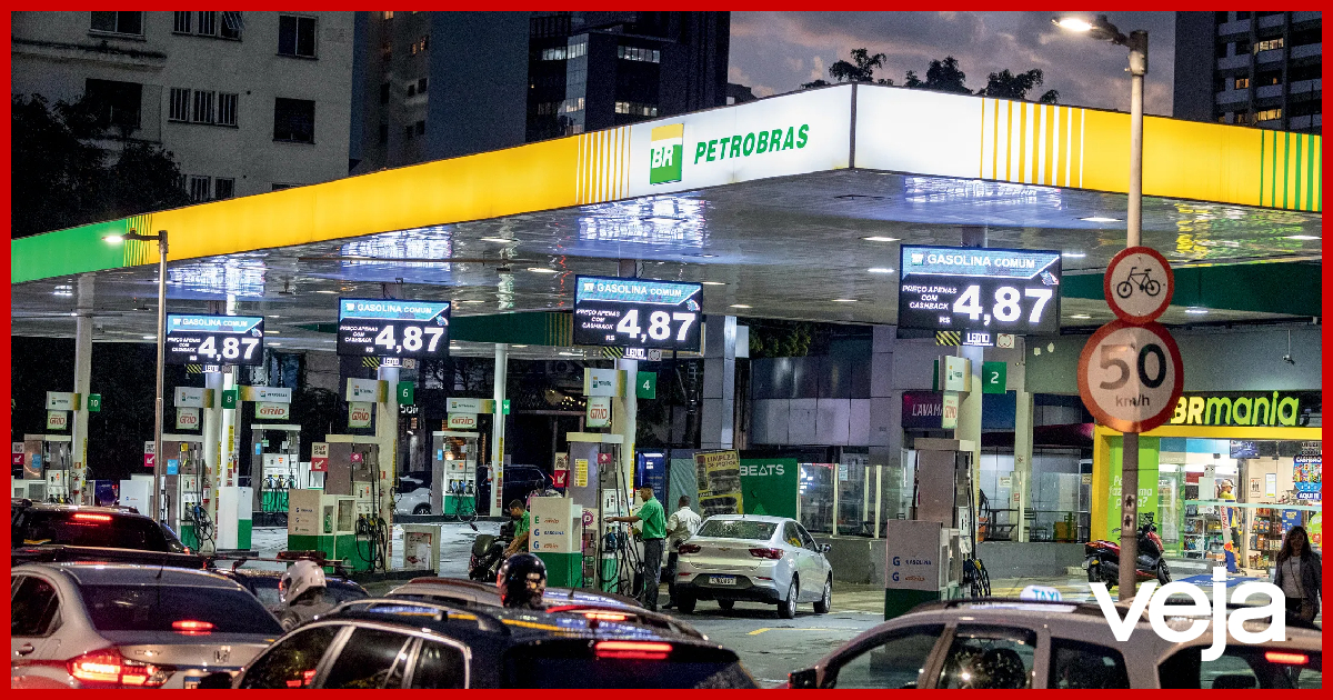 VEJA's tweet photo. Governo faz Petrobras segurar preço da gasolina e repete fórmula duvidosa https://t.co/cxeWZaVgJy https://t.co/42OHCYEtsw