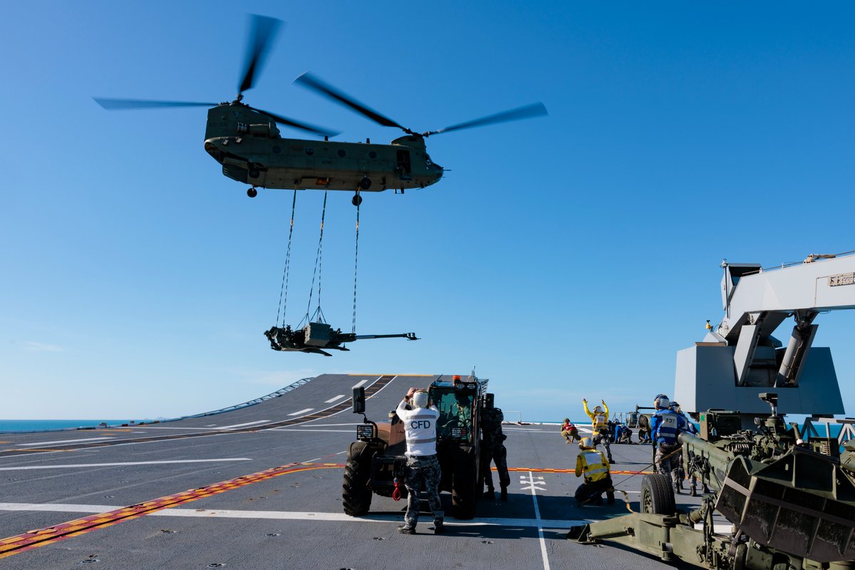 Roberto_yeager's tweet photo. Un #Boeing CH-47F #Chinook del #AustralianArmy elevando una pieza M777 desde la cubierta del #HMAS #Adelaide L01, durante el ejercicio #SeaExplorer 2023 https://t.co/KGJhuD4wSx #CH47 #Australia https://t.co/TOrbeHGYHo