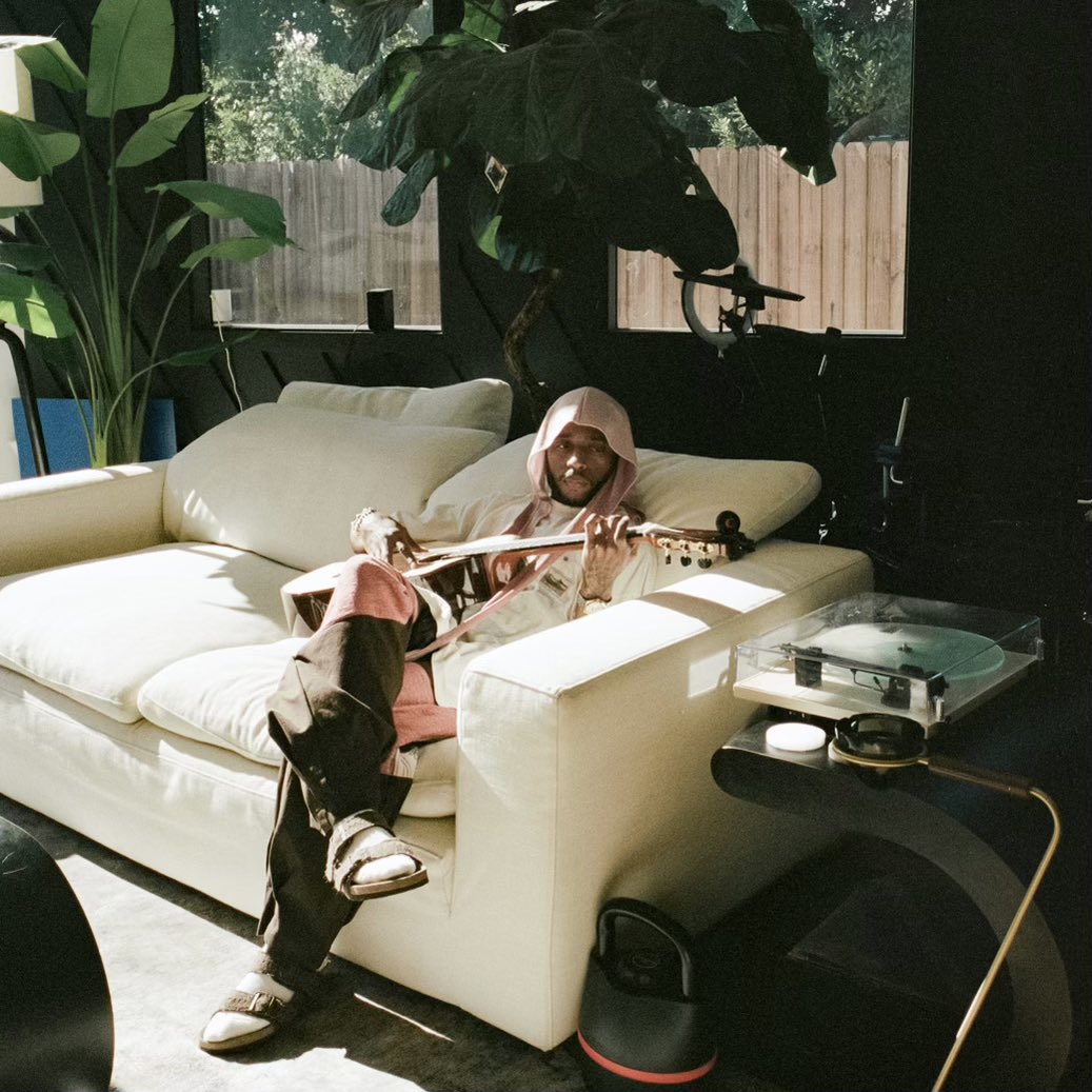 6LACK's tweet photo. might make an acoustic version of “worst luck” 🔮🖤 https://t.co/oXb4oUXa1B